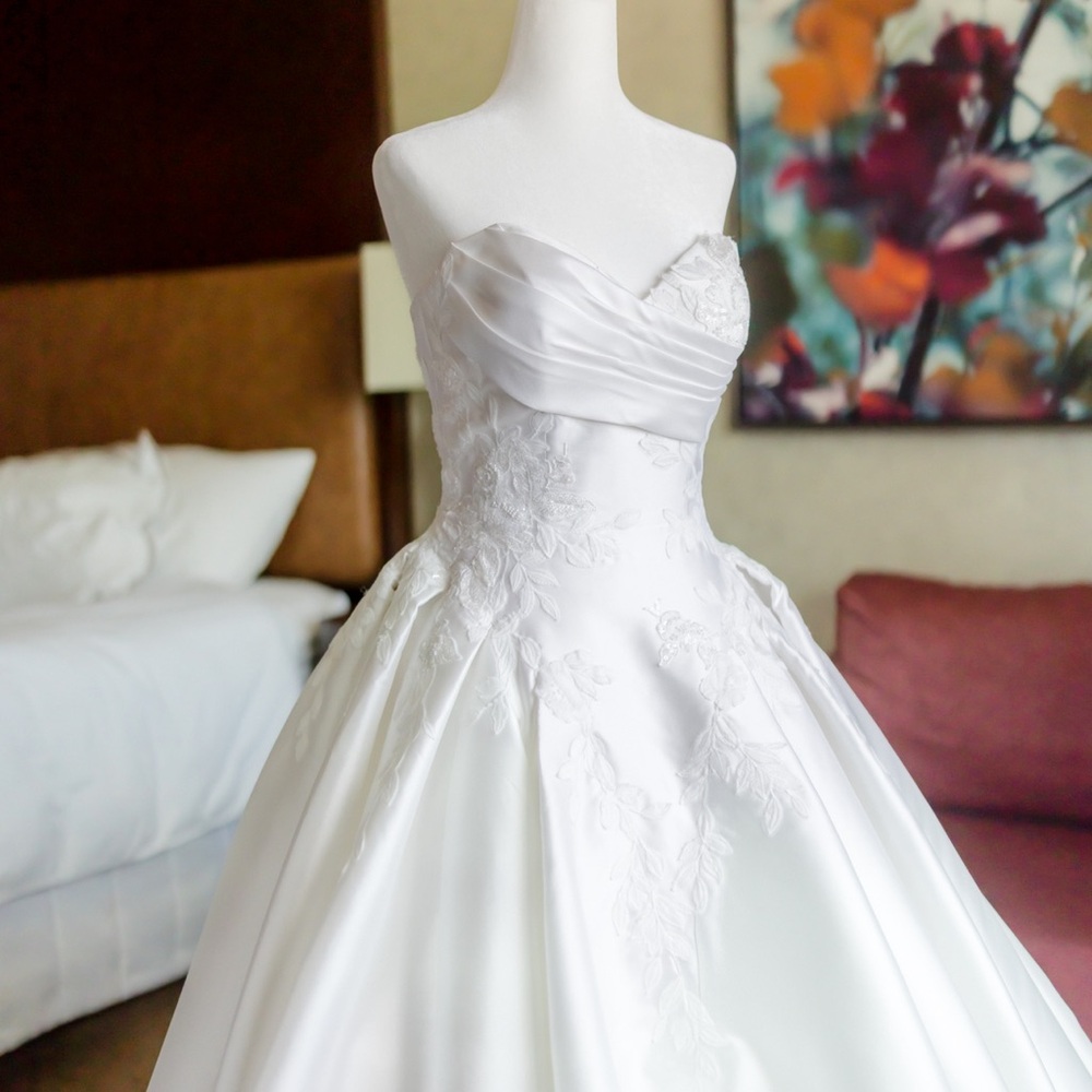 Elegant Strapless Stella Ivory Wedding Dress Gown Size 4 with Matching Veil